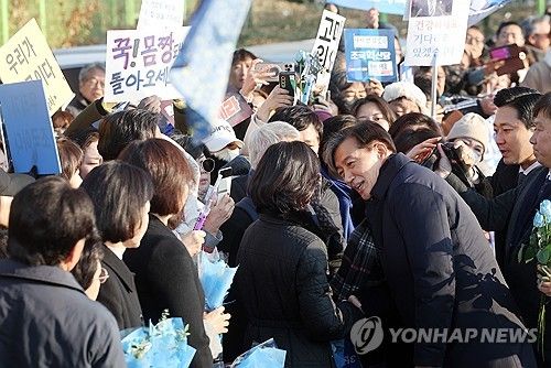 인사하는 조국 전 대표