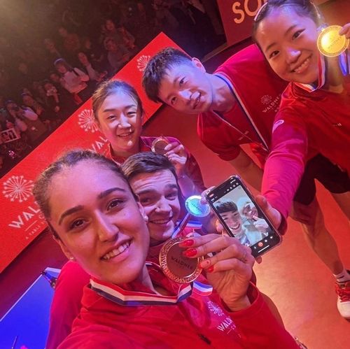 아시아팀 승리 후 셀카 찍은 신유빈(맨 오른쪽)