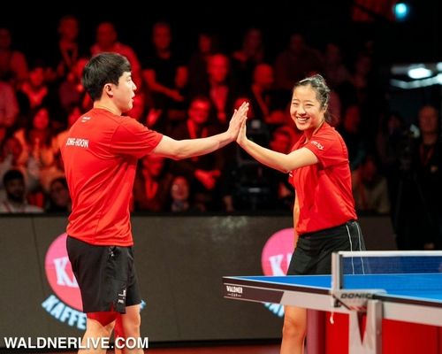 혼복 경기 후 하이파이브하는 임종훈(왼쪽)과 신유빈.