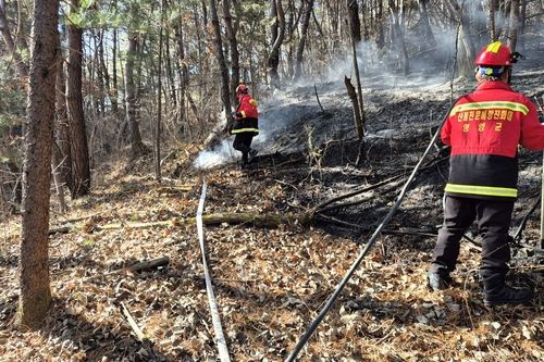 지난 11월 경북 영양서 발생한 산불 진화 장면