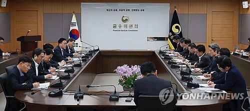 직원에게 당부사항 전하는 김병환 금융위원장