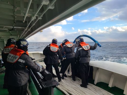 예인 작업 중인 동해해경 경비함