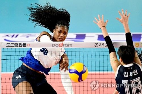 스파이크하는 현대건설의 모마