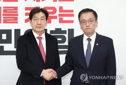 최상목 부총리와 인사하는 권성동 원내대표