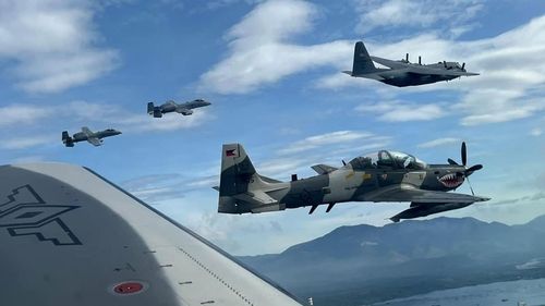 지난 12일(현지시간) 필리핀 동쪽 필리핀해 상공에서 열린 미국·필리핀 공군 합동훈련에서 미 공군의 A-10 공격기 2대(왼쪽 상단), C-130 허큘리스 수송기, 필리핀 공군의 A-19 경공격기(오른쪽 하단) 등이 나란히 비행하는 모습. 2024.12.16[인콰이어러 홈페이지 캡처. 재판매 및 DB 금지]
