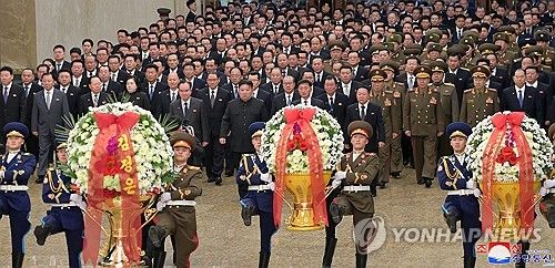 지난해 김정일 12주기에 금수산 궁전 참배한 김정은 국무위원장.