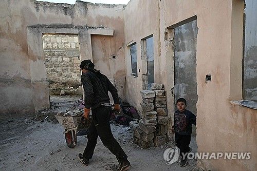 적대행위로 부서진 시리아 북부 이들리브 지역의 주택