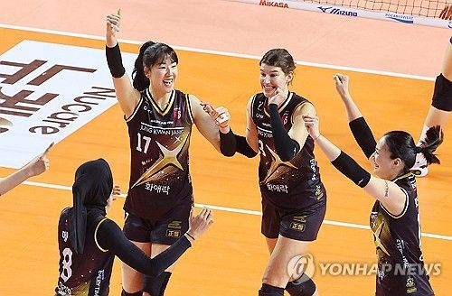 기뻐하는 정관장 선수들