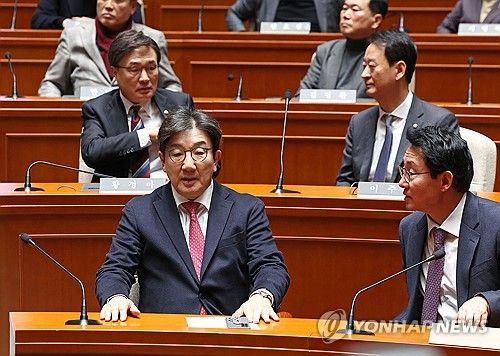 의원총회 참석한 권성동 원내대표