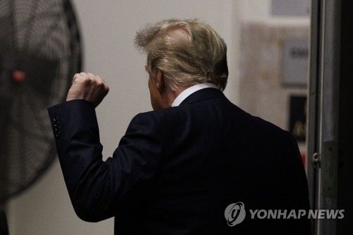 법원 떠나며 주먹 쥐어보이는 트럼프