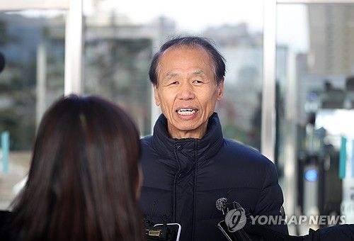 취재진 질문에 답하는 최문순 전 강원지사