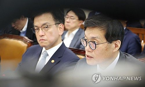 질의에 답변하는 이창용 한국은행 총재