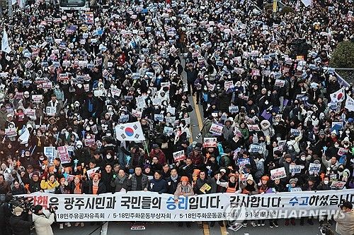 '탄핵안 가결' 환호하는 광주시민들