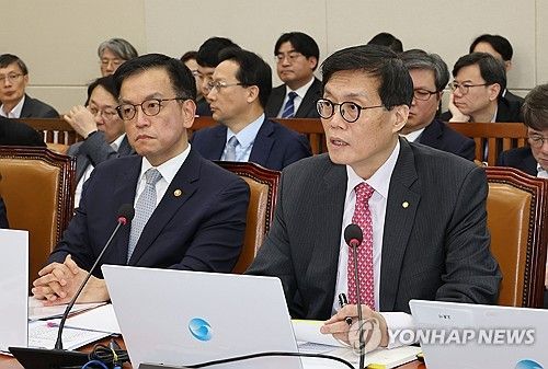질의에 답변하는 이창용 한국은행 총재