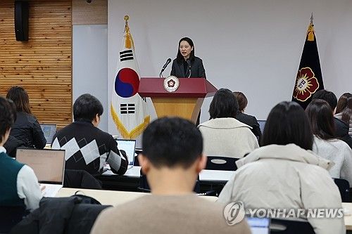 윤석열 대통령 탄핵심판 관련 브리핑하는 헌재 공보관