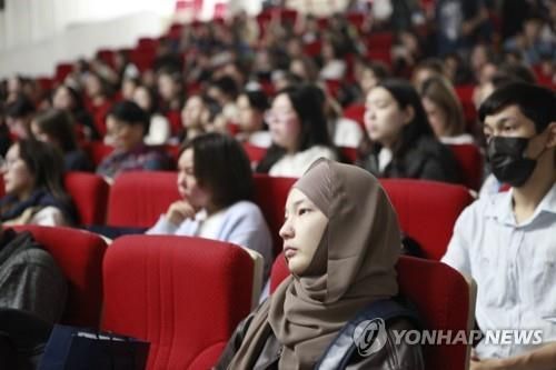 한국유학설명회에 모인 외국 학생들 