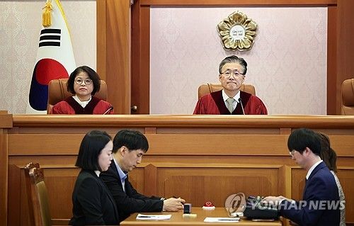 대기하는 김복형 헌법재판관과 김형두 헌법재판관