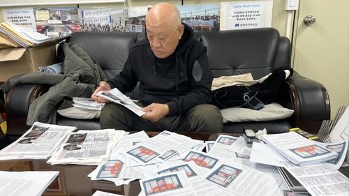 전단지 분류 작업 중인 납북자가족모임
