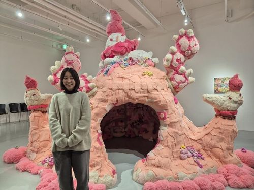 설치 작품 앞에 선 작가 롯카쿠 아야코