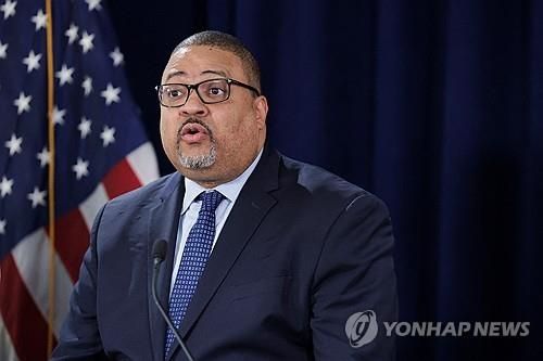 기자회견 하는 앨빈 브래그 맨해튼지검장