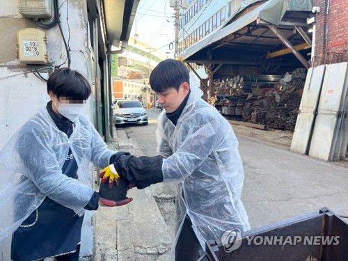 연탄 배달 봉사를 하는 자원봉사자