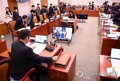 의사봉 두드리는 정청래 위원장