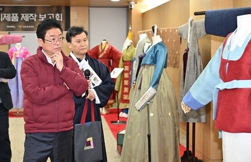한복 시제품 살펴보는 이철우 경북도지사