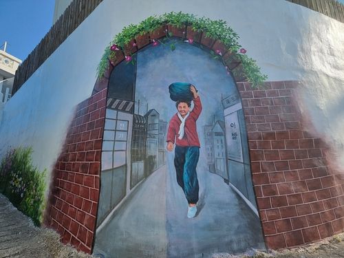 새롭게 단장한 논골담길 벽화