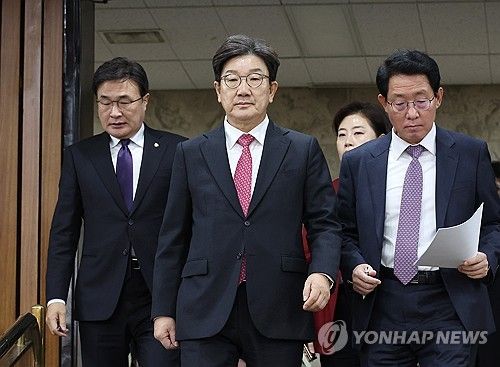 원내대책회의 입장하는 권성동 원내대표