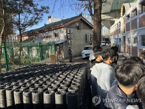 연탄 1천500장과 자원봉사자들