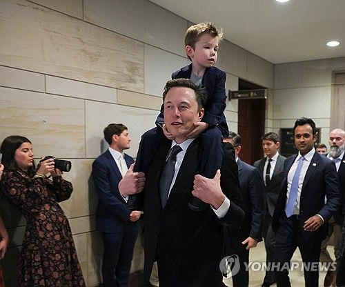 지난 5일 어린 아들을 어깨에 태우고 미 의회에 입장 중인 일론 머스크