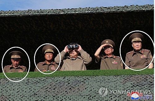 김정은과 나란히 선 '러시아 파견 북한군 장성 3명'