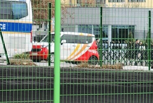 17일 오전 9시55분께 우체국 차량이 서울 용산구 한남동 대통령 관저 입구에 서 있는 모습 [독자 제공]