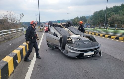 전복사고 차량 탑승자 구조하는 119 구조대