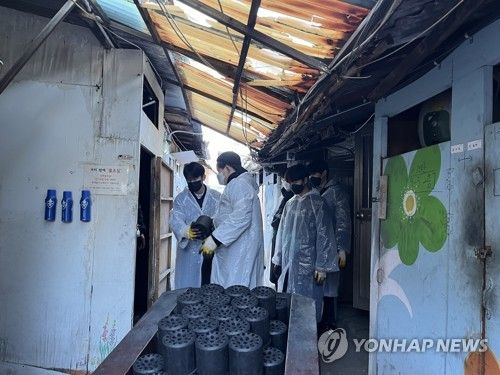 연탄 배달 봉사를 하는 자원봉사자