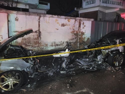 화재가 난 오토바이와 차량