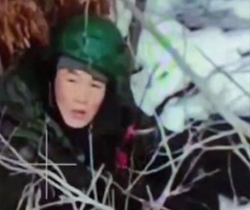 러시아 크루스크에서 우크라이나군과 교전 중에 살상용 드론을 그냥 지켜보고 있는 북한군 추정 병사 [볼로디미르 젤렌스키 우크라이나 대통령 공개 영상 캡처. 재판매 및 DB 금지] 