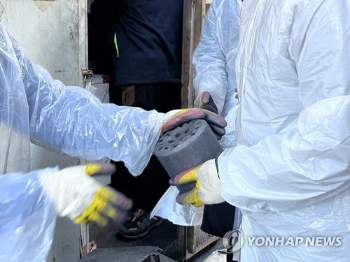 연탄을 꼭 쥔 손