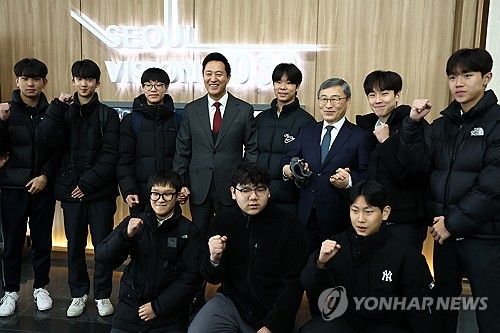 시청 찾은 학생들과 기념촬영하는 오세훈-정근식