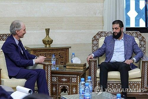 민간인 복장을 하고 지하디스트 이름까지 버린 시리아 반군의 수장 아부 무함마드 알졸라니가 유엔 특사와 접견하고 있다. [AFP 연합뉴스. 재판매 및 DB 금지]