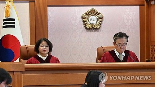 대기하는 김복형 헌법재판관과 김형두 헌법재판관