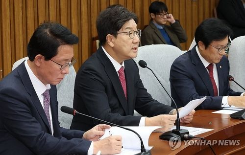 원내대책회의에서 발언하는 권성동 원내대표