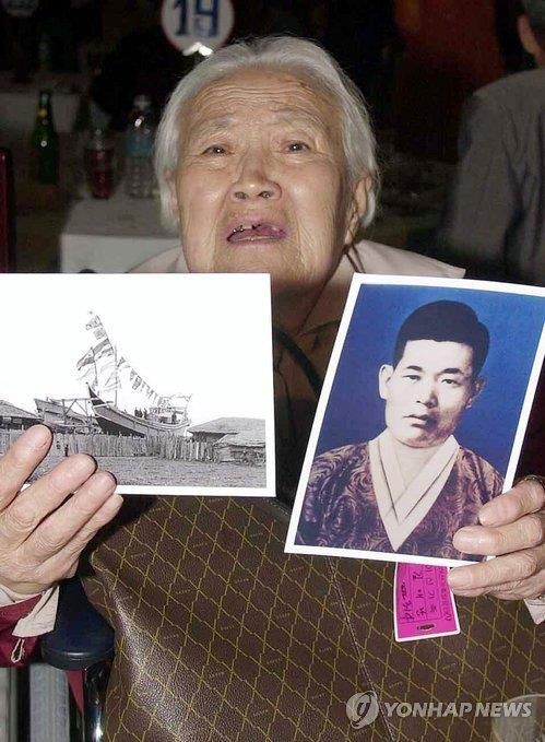 최성룡 대표 모친 김애란씨가 납북된 남편 사진을 보여주는 모습