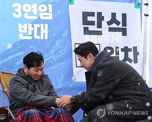 '체육회장 3선 도전 반대 단식' 박창범 찾은 진종오 의원