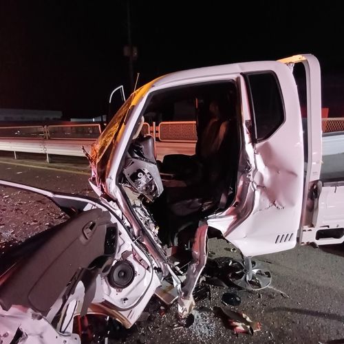 심하게 파손된 1t 트럭