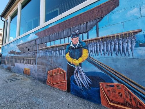 새롭게 단장한 논골담길 벽화