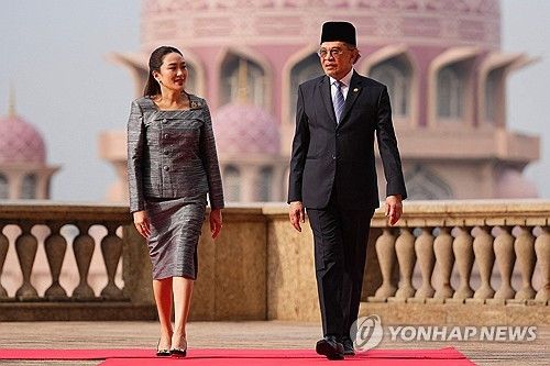 패통탄 태국 총리(왼쪽)와 안와르 말레이 총리