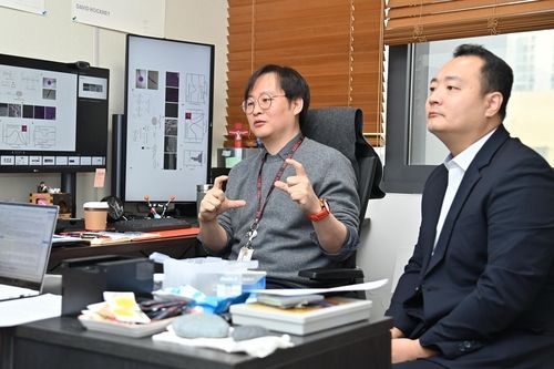 인터뷰하는 정영도·이동진 박사