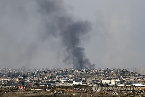 가자지구 공격으로 피어오르는 연기
