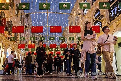 마카오 번화가에 걸린 중국 국기와 마카오 깃발